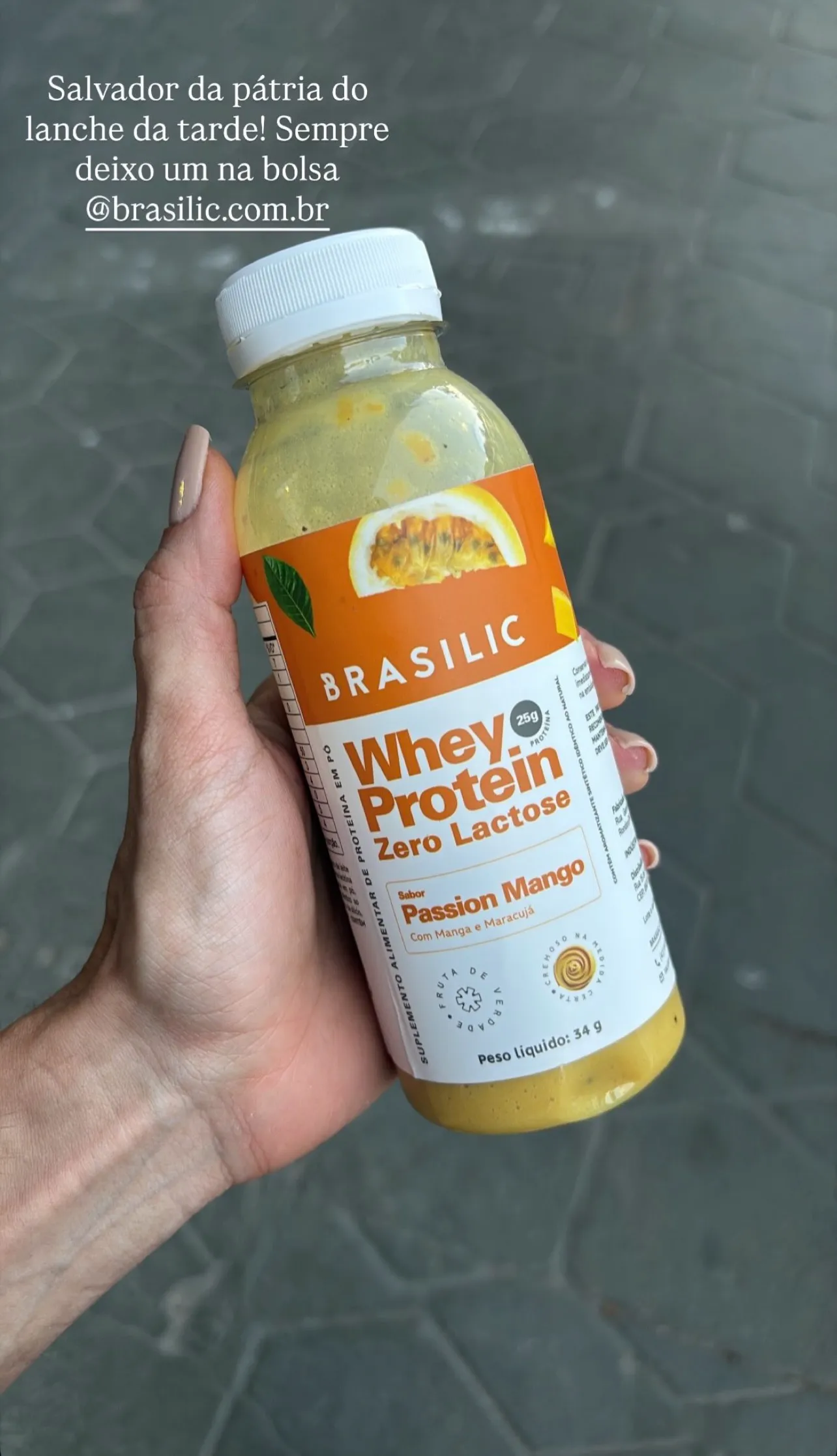 Cliente segurando o Whey Passion Mango